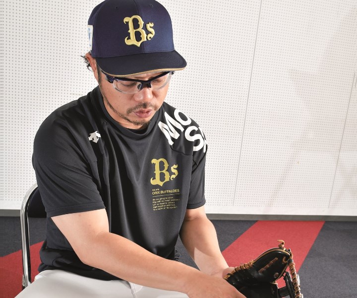 オリックス・小谷野栄一内野手 小指2本設計と2ポケットで打球の強弱に