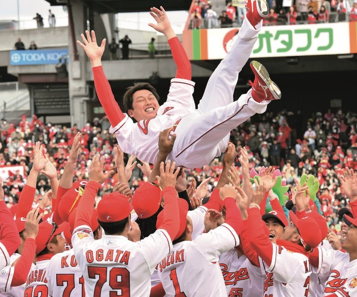 お兄ちゃん」最後のユニフォーム 新井貴浩 引退セレモニー | 野球