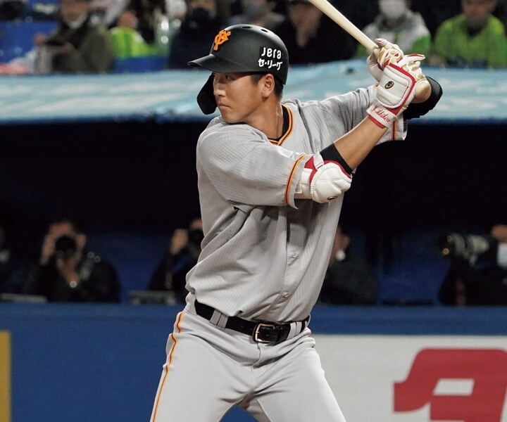 連続写真】巨人・秋広優人「力が抜けておりバットの軌道◎グリップ位置