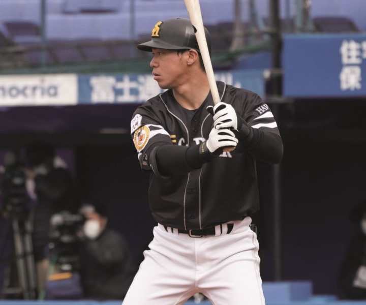 連続写真】ソフトバンク・長谷川勇也「バットを走らせることを意識して