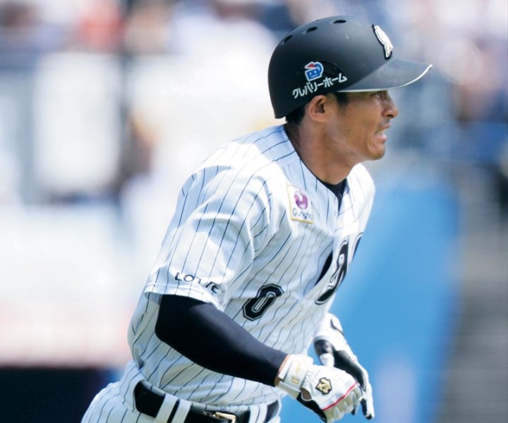 ロッテ・荻野貴司 デサントのスパイク “締めつけ”と“遊び”ベルトが生む