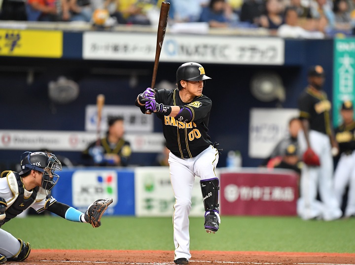 阪神・上本博紀内野手「サインじゃなくボールはもらいました」／サイン