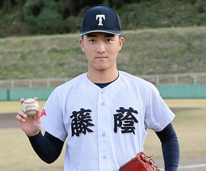 松石信八(藤蔭高・投手)球春にベールを脱ぐ152キロ右腕のポテンシャル 