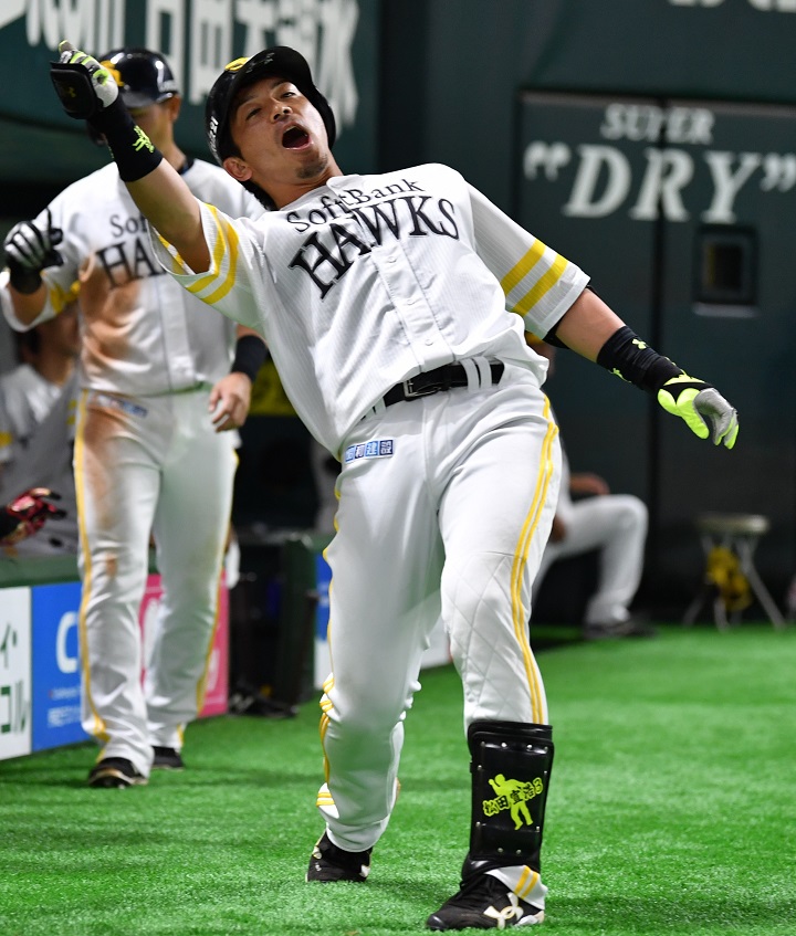 ソフトバンク 松田宣浩はバットで ガラケーで後輩を鼓舞する 野球コラム 週刊ベースボールonline