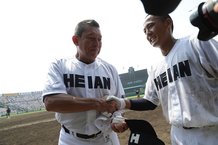 龍谷大平安・原田監督が涙で手にした甲子園春夏通算100勝 | 野球コラム