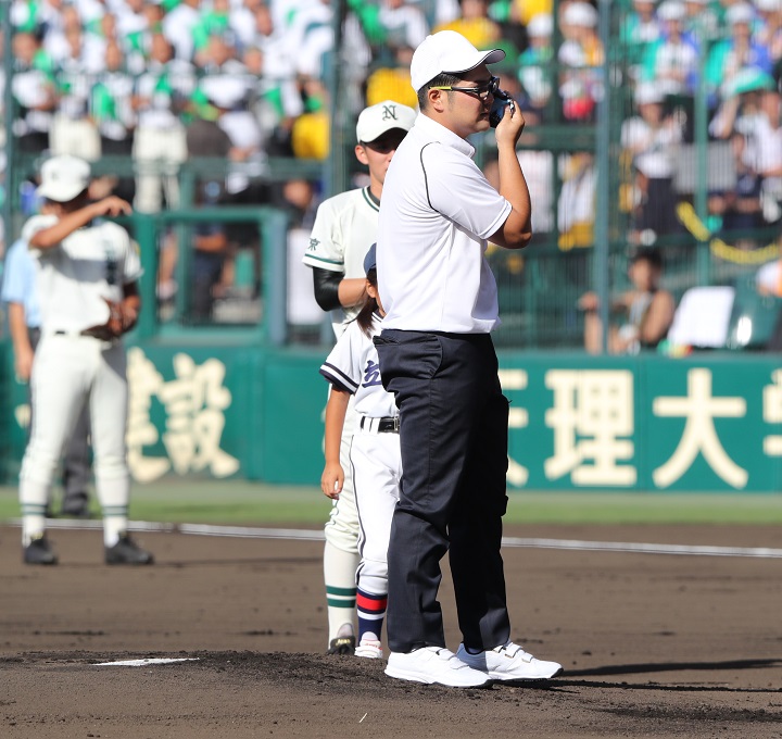 当時のモノマネで決めた駒大苫小牧OBの本間篤史氏による始球式 | 野球