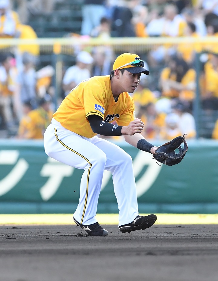 守備でも進化を見せる阪神・糸原。グラブにその秘密があった！ | 野球