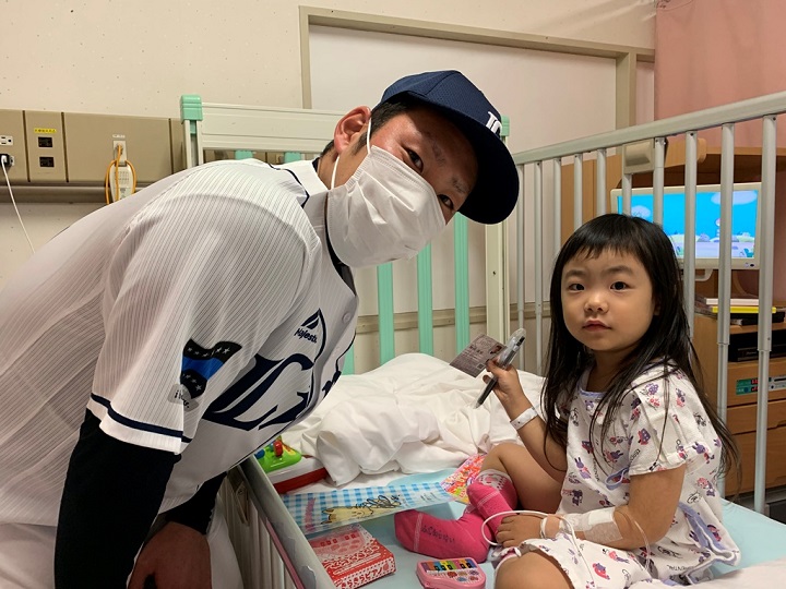 西武・増田達至がNICU病棟で子どもたちと交流。今季のキャリアハイを