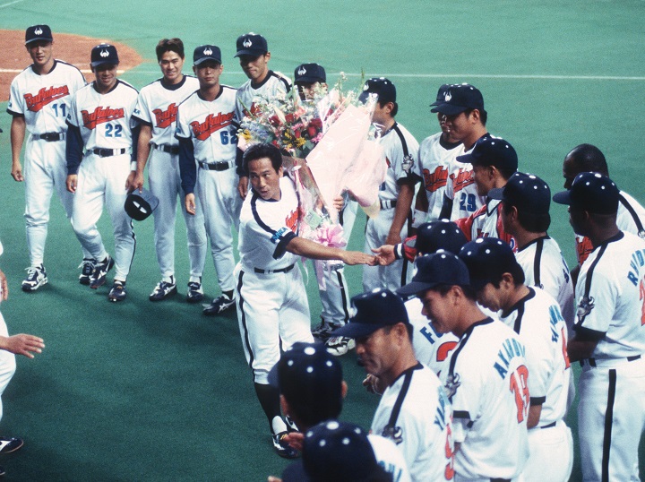 大石大二郎が引退試合でライトへ鮮やかに快打（1998年3月14日） | 野球