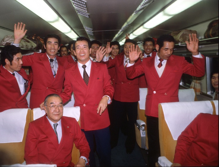 新幹線の車中で吉報!? 初の連覇を果たした80年のカープ | 野球コラム