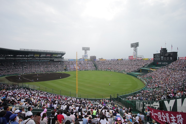 満員の大会4日目。観衆は甲子園の醍醐味を堪能 | 野球コラム - 週刊