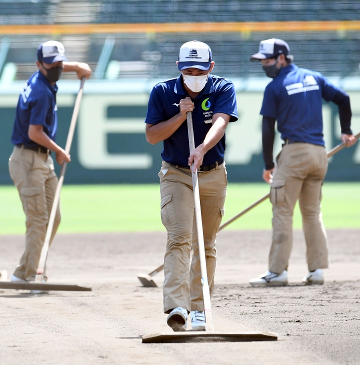 特別な夏 でも大会運営に欠かせない阪神園芸の職人技 甲子園交流試合リポートvol 4 野球 週刊ベースボールonline