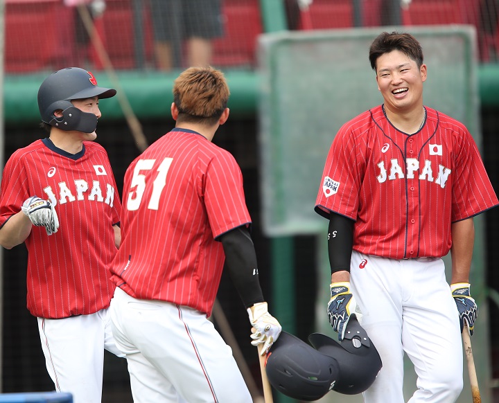 日本代表】村上宗隆はバットを担いで鈴木誠也の部屋へ。“積極交流”で