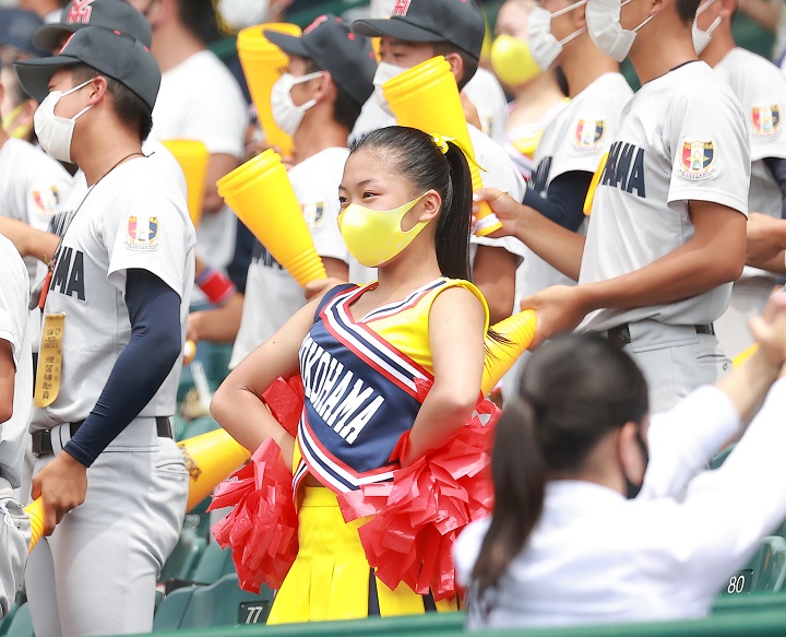 横浜の応援団にチアリーダーが初登場 キレッキレの動きでナインにエール 21夏の甲子園 野球コラム 週刊ベースボールonline