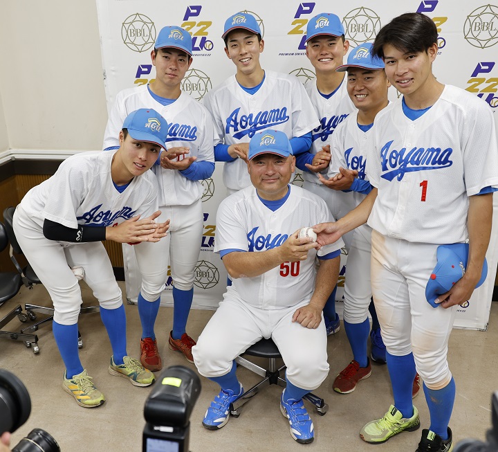 大学野球】33季ぶりのリーグ制覇を決めた青学大 安藤寧則監督の下