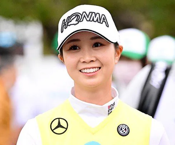先日初優勝した、金澤志奈ちゃんのサイン入りのZoy ピンク 半袖