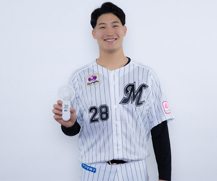 ロッテ】菊地吏玖「暑い季節に役に立ちます」／ハンディファン付き 