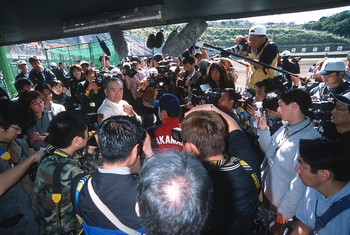 長嶋茂雄終身名誉監督のキャンプ視察スタート【2002年2月6日】 | 野球